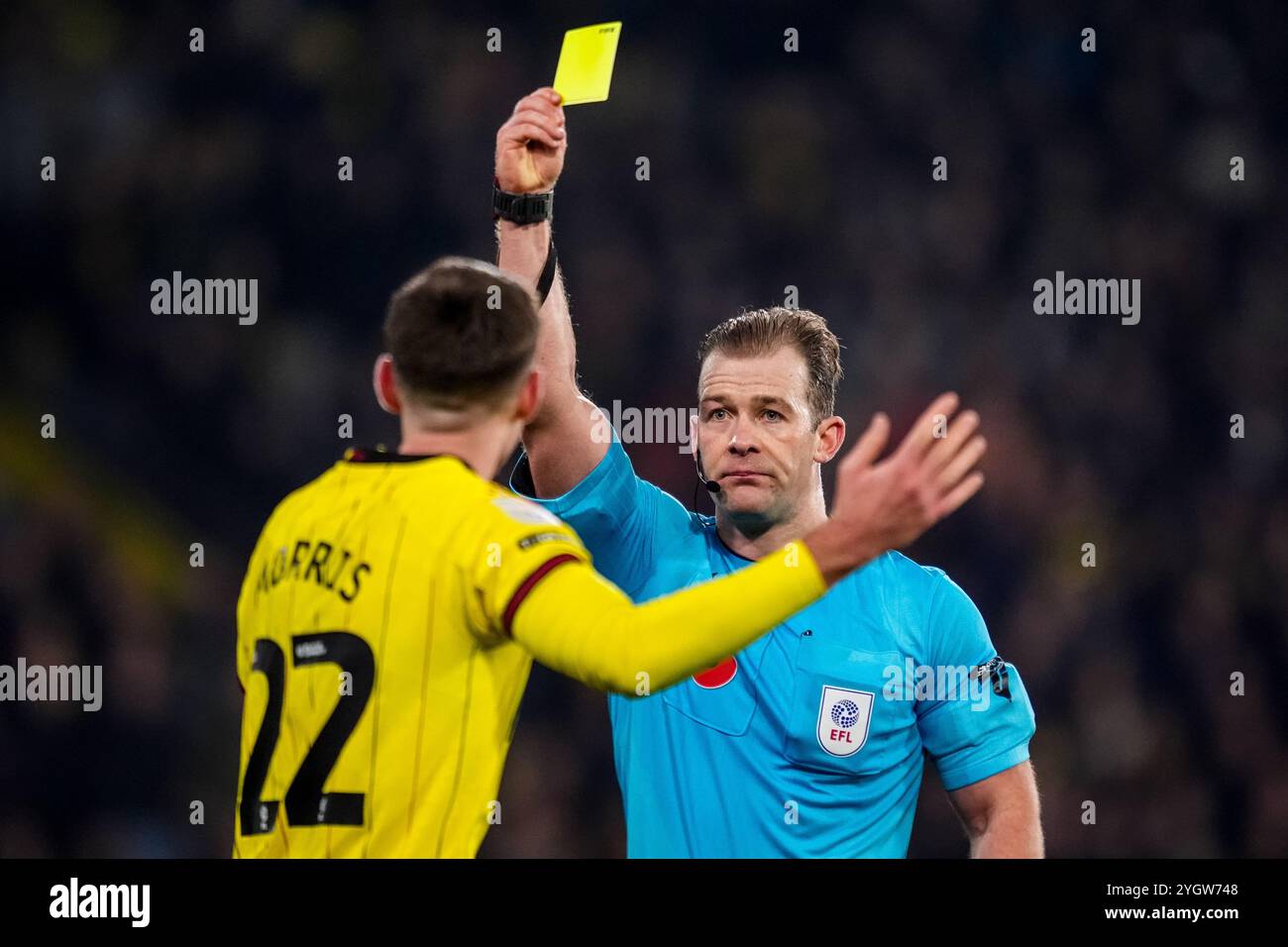 Watford, Großbritannien. November 2024. WATFORD, ENGLAND – 8. NOVEMBER: Schiedsrichter Anthony Backhouse zeigt eine gelbe Karte für James Morris von Watford FC während des Sky Bet Championship-Spiels zwischen Watford FC und Oxford United FC in der Vicarage Road am 8. November 2024 in Watford, England. (Foto: Rene Nijhuis/MB Media) Credit: MB Media Solutions/Alamy Live News Stockfoto