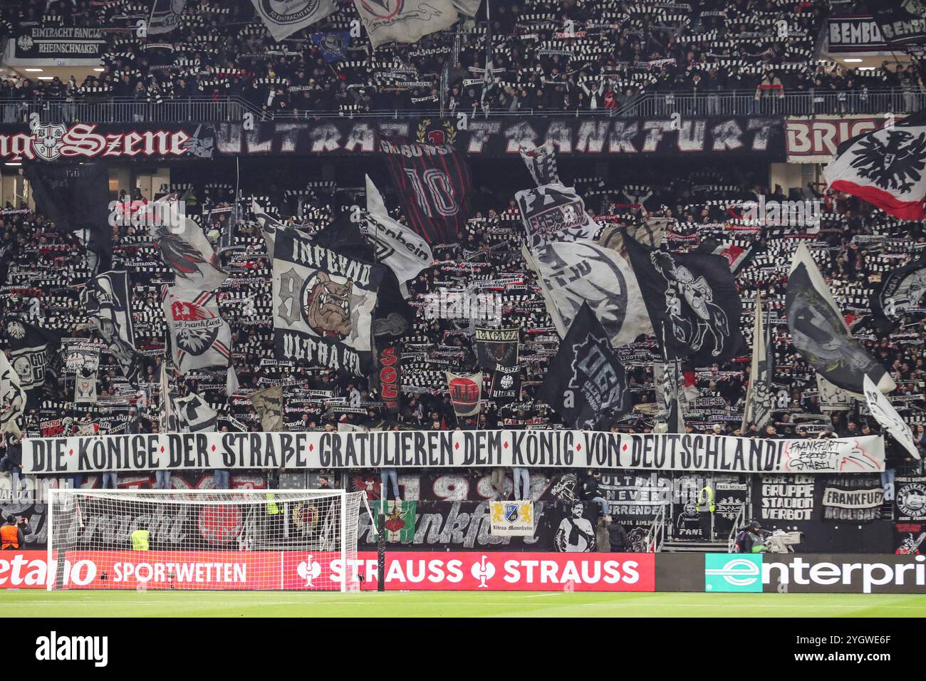 Frankfurt, Deutschland. November 2024. UEFA Europa League - Eintracht Frankfurt - SK Slavia Prag am 07.11.2024 im Deutsche Bank Park in Frankfurt die Fans von Eintracht Frankfurt in der Nordwestkurve mit einem Spruchband/Banner/Transparent für Christian Eckerlin sowie einer Schalparade Foto: Osnapix Credit: dpa/Alamy Live News Stockfoto