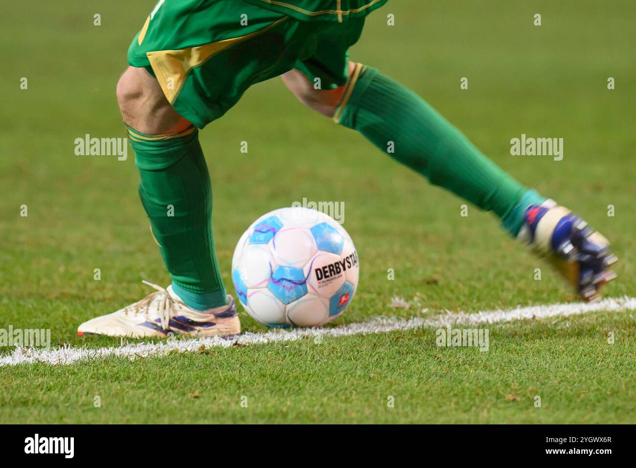 Deutschland, Berlin, 1. FC Union Berlin gegen SC Freiburg, 1. Bundesliga, Fussball, DFB, Spielzeit 2024/2025, Alte Foersterei, . Spieltag, im Bild v.l. : Torwart, Abstoss, Spielball, Derbystar, DFB/DFL VORSCHRIFTEN VERBIETEN JEDE VERWENDUNG VON FOTOGRAFIEN ALS BILDSEQUENZEN UND/ODER QUASI-VIDEO, 08.11.2024, *** DE, Berlin, 1 FC Union Berlin vs SC Freiburg, 1 Bundesliga, Fußball, DFB, Saison 2024 2025, alte Foersterei, Spieltag, in Bild f l Torwart, Torstoß, Match Ball, Derbystar, DFB DFL-VORSCHRIFTEN VERBIETEN JEDE VERWENDUNG VON FOTOS ALS BILDSEQUENZEN UND/ODER QUASI-VIDEO, 08 11 2024, Copyright: HMBxMedia/Uwex Stockfoto