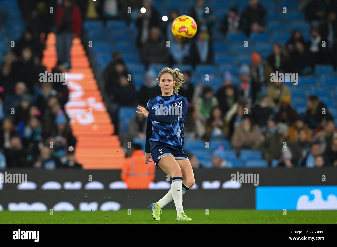 Luana Bühler von Tottenham Hotspur wärmt sich vor dem Barclays Women's Super League Match Manchester City Women vs Tottenham Hotspur’s Women im Etihad Stadium, Manchester, Vereinigtes Königreich, 8. November 2024 (Foto: Cody Froggatt/News Images) Stockfoto