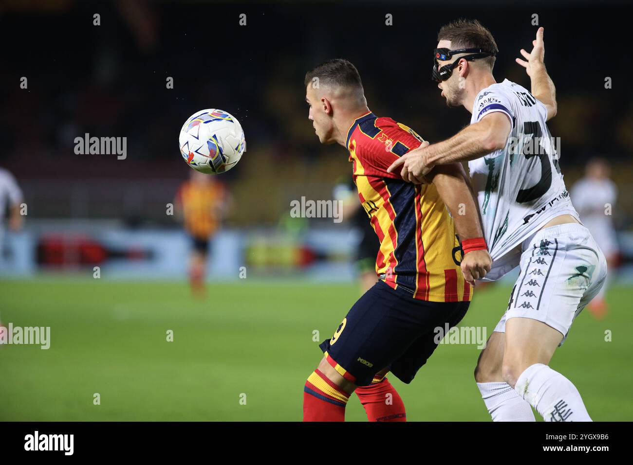 Lecce, Italien. November 2024. Nikola Krstović von US Lecce und Ardian Ismajli von Empoli FC treten am 8. November 2024 im Stadion Ettore Giardiniero in Lecce (Italien) um den Ball an. Quelle: Insidefoto di andrea staccioli/Alamy Live News Stockfoto