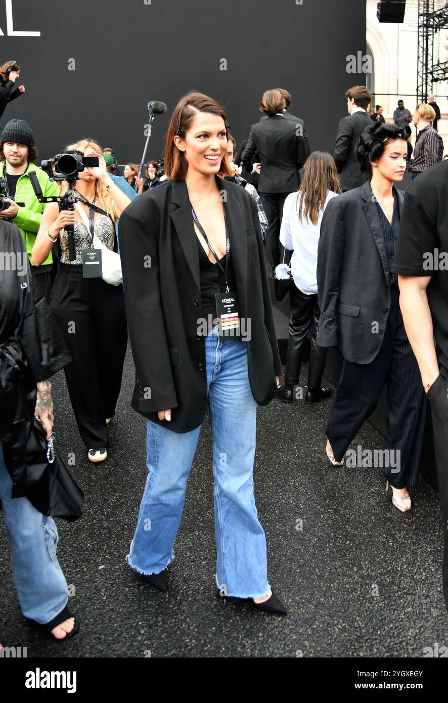 Le Défilé L'Oréal Paris – Walk Your Worth“ : Laufsteg – Paris Fashion Week – Damenbekleidung Frühjahr/Sommer 2025 Stockfoto