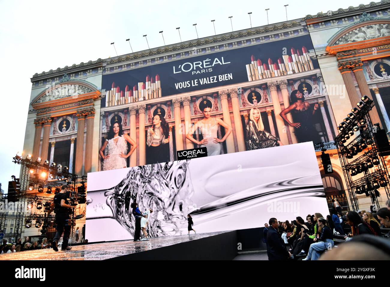 Le Défilé L'Oréal Paris – Walk Your Worth“ : Laufsteg – Paris Fashion Week – Damenbekleidung Frühjahr/Sommer 2025 Stockfoto
