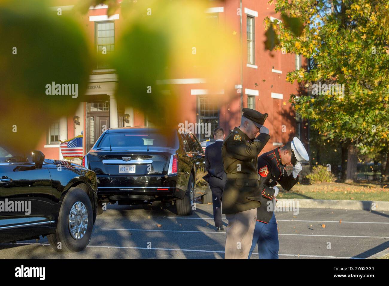 Washington, Usa. November 2024. Eine Militäreskorte verneigt sich vor den von Marine One geschleuderten Blättern, als US-Präsident Joe Biden am Freitag, den 8. November 2024, Fort Lesley J. McNair in Washington, DC, verlässt. für einen Ausflug nach Rehoboth Beach, Delaware. Foto: Rod Lamkey/UPI Credit: UPI/Alamy Live News Stockfoto