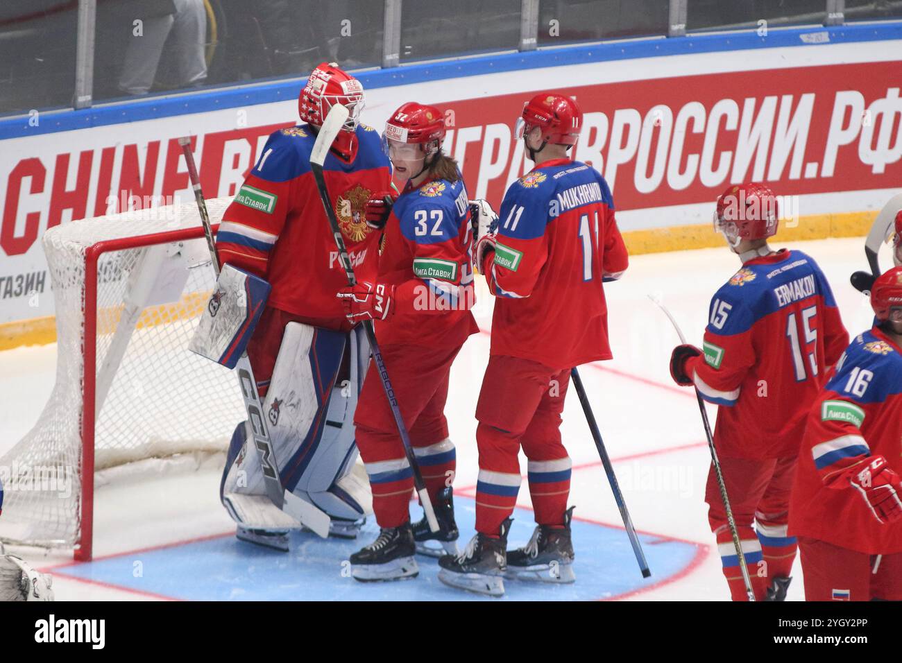 Sankt Petersburg, Russland. November 2024. Jaroslav Korostelev (1), Georgi Ovchinnikov (32), Jaroslav Muchhranov (11) Russland U20 Hockeymannschaft in Aktion während des Hockeyspiels, Future Cup zwischen Russland U20 und Kasachstan U20 im Jubilee Sports Complex. (Endpunktzahl; Russland U20 3:2 Kasachstan U20) (Foto: Maksim Konstantinov/SOPA Images/SIPA USA) Credit: SIPA USA/Alamy Live News Stockfoto