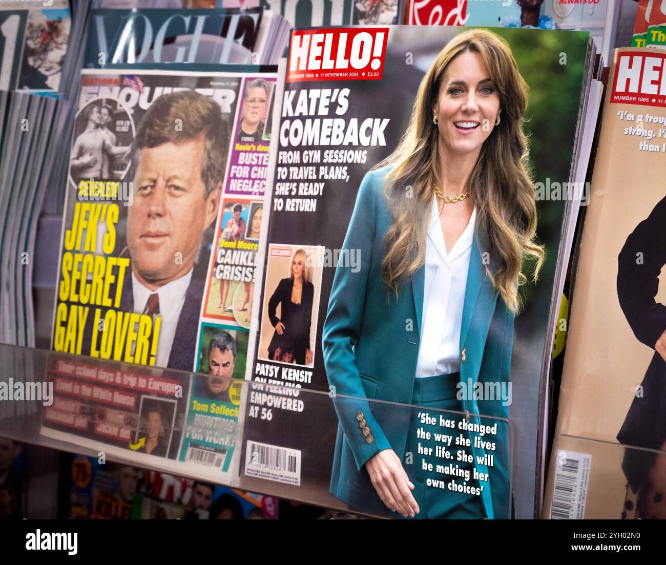 Kate Middleton, Prinzessin von Wales auf dem Cover des Magazins Hello. Präsident John Kennedy JFK auf dem Titelblatt der Zeitung National Enquirer. Probleme im Zeitungskiosk. Stockfoto