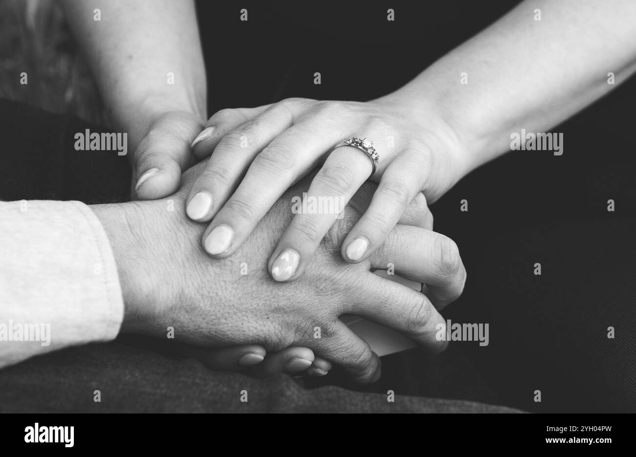 Mann und Frau, die Hände halten, ringt die Verlobung aus nächster Nähe Stockfoto