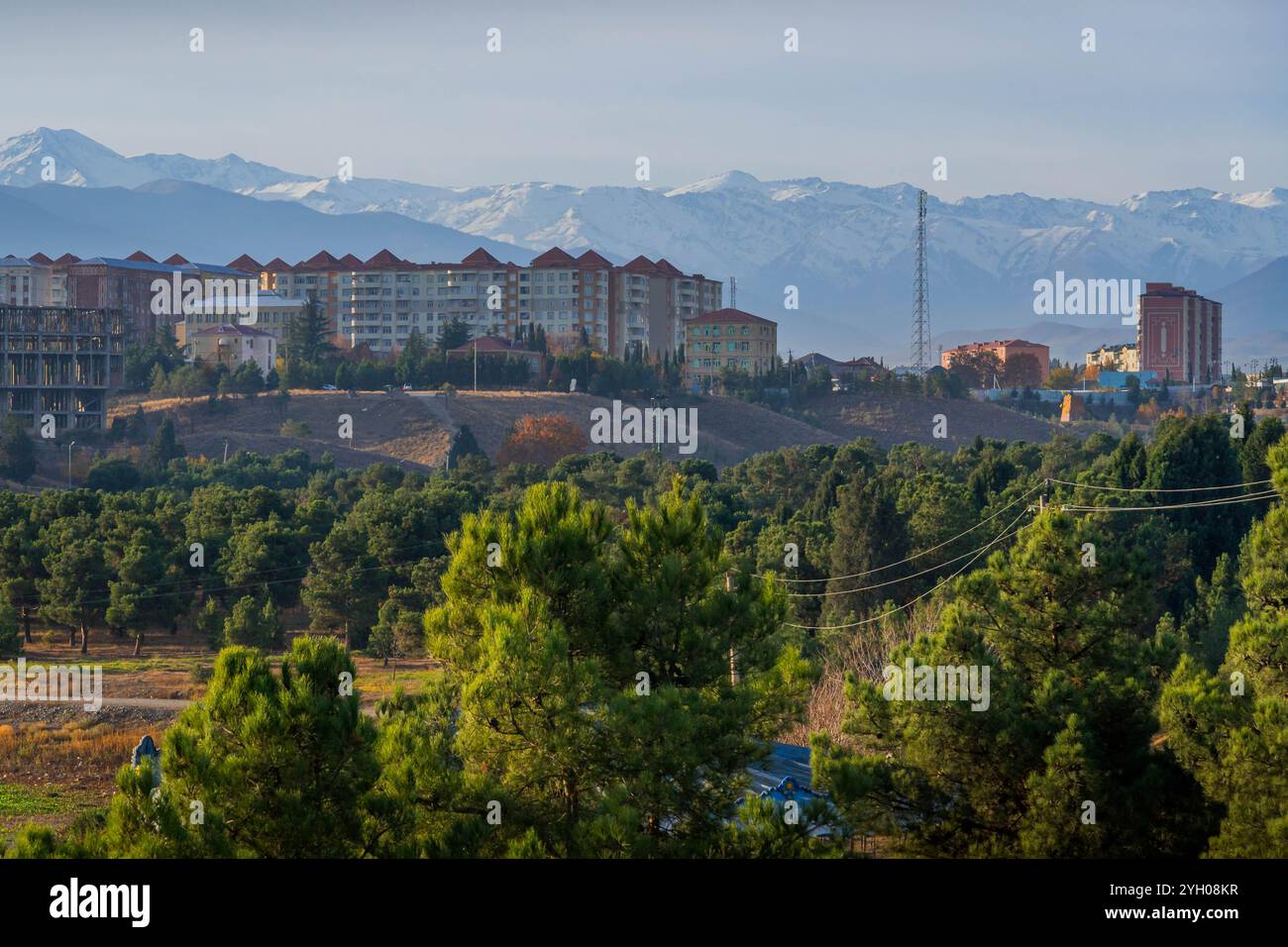 Der Blick auf Ganja, eine der größten aserbaidschanischen Städte, mit Wohngebiet und Kaukasus-Berg im Hintergrund. Stockfoto