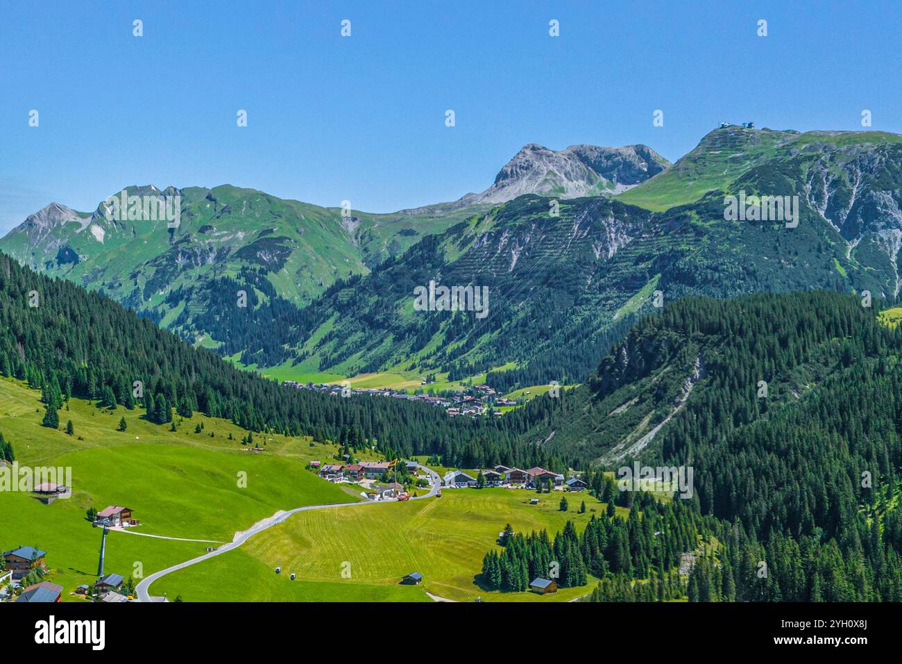 Blick auf die Lechquellenberge rund um das Dorf Zug, einem Stadtteil von Lech am Arlberg Stockfoto