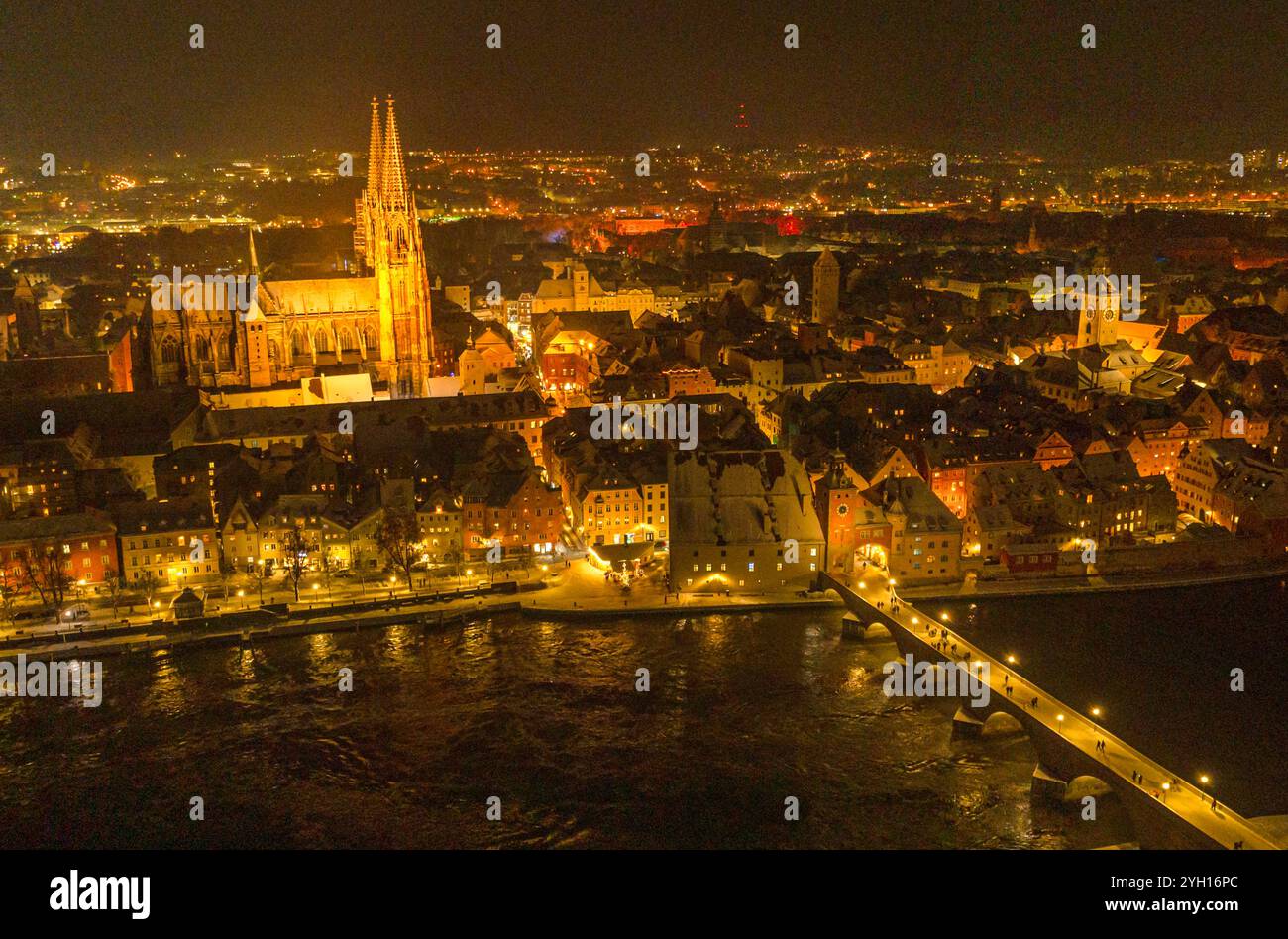 Die zum Weltkulturerbe gehörende Stadt Regensburg wird im Winter bei Nacht festlich beleuchtet Stockfoto