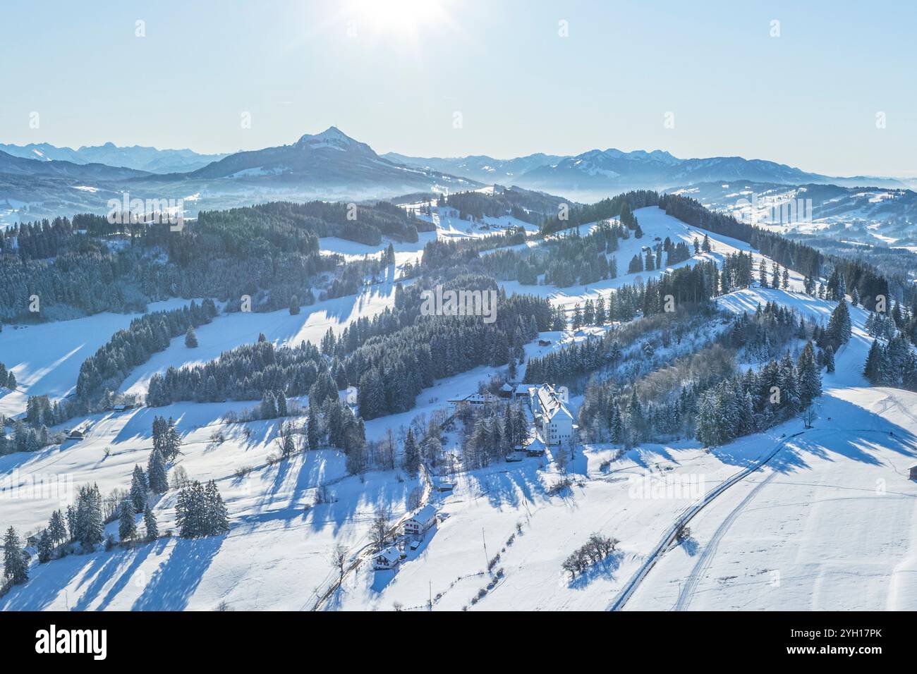 Das schneebedeckte Allgäu bei Mittelberg an einem romantischen Winterabend von oben Stockfoto