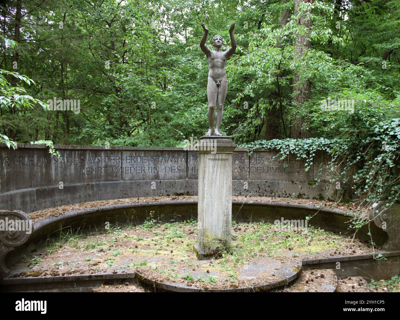 ...Die Arme und Haende gen Himmel gereckt - fragend - hoffend - bittend - die Jugend und Schoenheit erhaltend...Memento Mori - bedenke oh Mensch - deine Sterblichkeit... Friedhof Stahnsdorf Juengling im Halbrund - Memento Mori *** Arme und Hände zum Himmel gestreckt und bitten um Nachfragen Jugend und Schönheit bewahren Memento Mori erinnern Sie sich an Ihre Sterblichkeit Stahnsdorfer Friedhof Juengling im Halbkreis Memento Mori Stockfoto