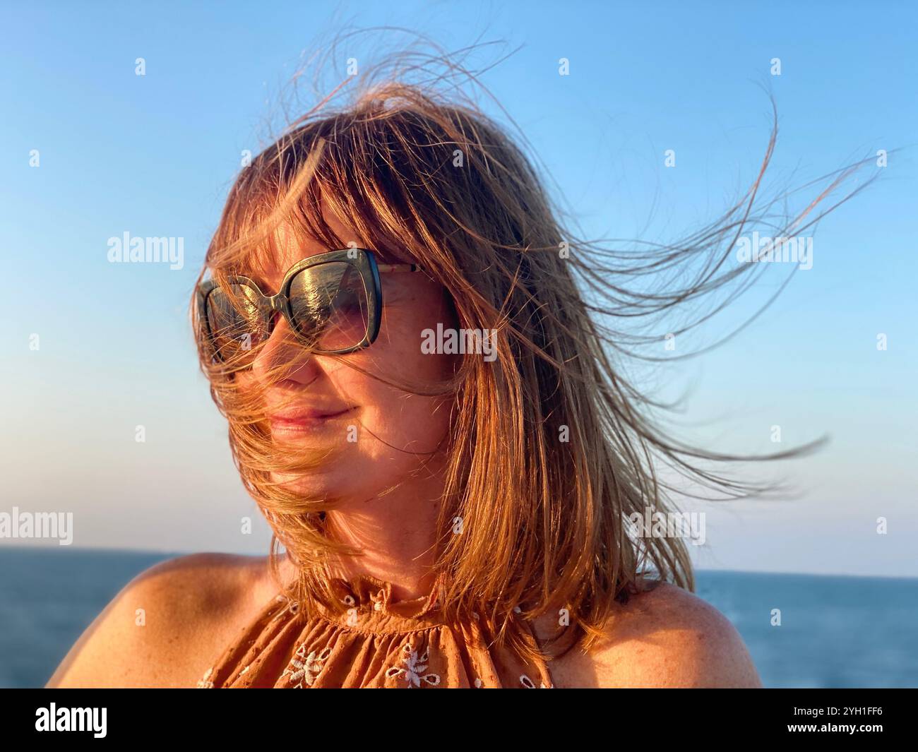 Porträt Frau mit Sonnenbrille - Smartphone-aufgenommenes Stockfoto