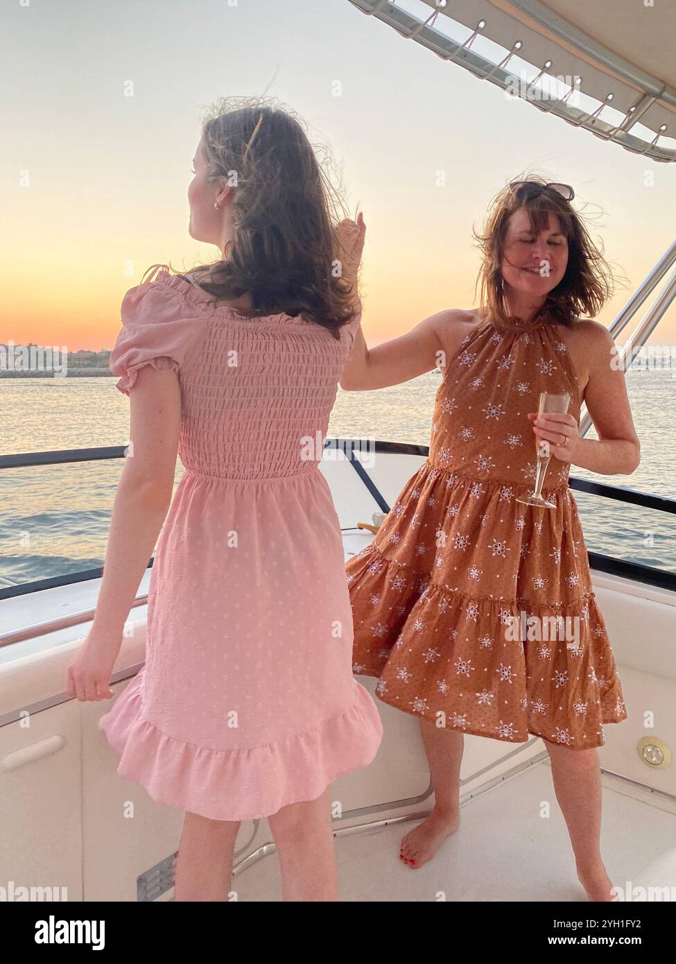 Mutter und Tochter tanzen auf der Yacht dubai - Smartphone-aufgenommenes Stockfoto