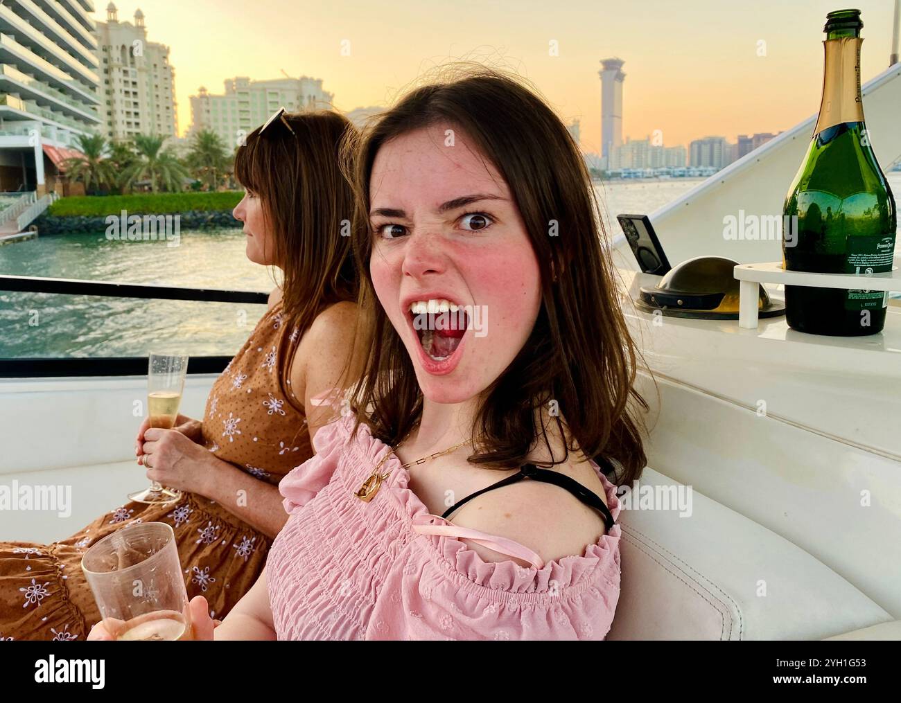Mutter und Tochter feiern auf der Yacht dubai - Smartphone-aufgenommenes Stockfoto