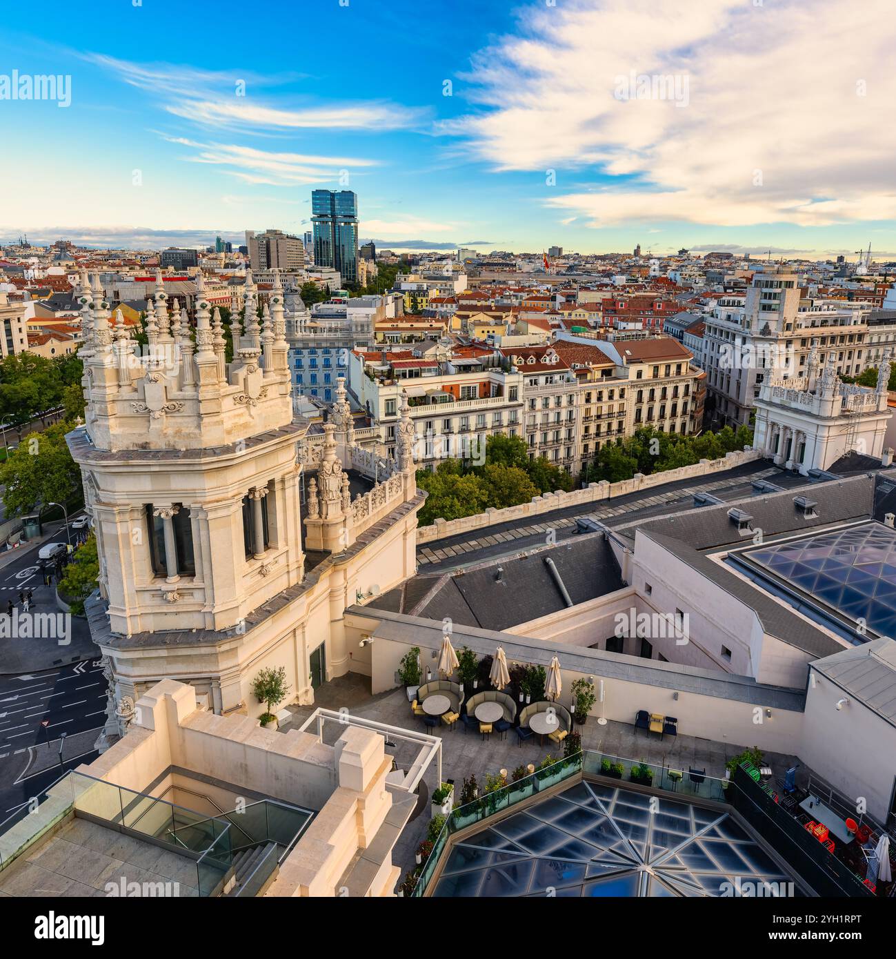 Steintürme im neoklassizistischen Stil im Rathaus von Madrid und Blick auf die Hauptstadt im Hintergrund, Spanien. Stockfoto