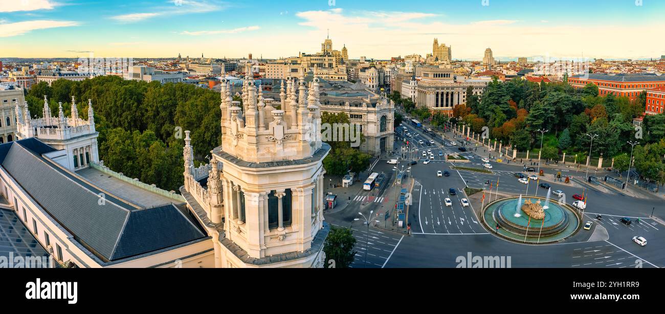 Aus der Vogelperspektive auf die Stadt Madrid mit historischen Gebäuden und Plaza de Cibeles, Spanien. Stockfoto