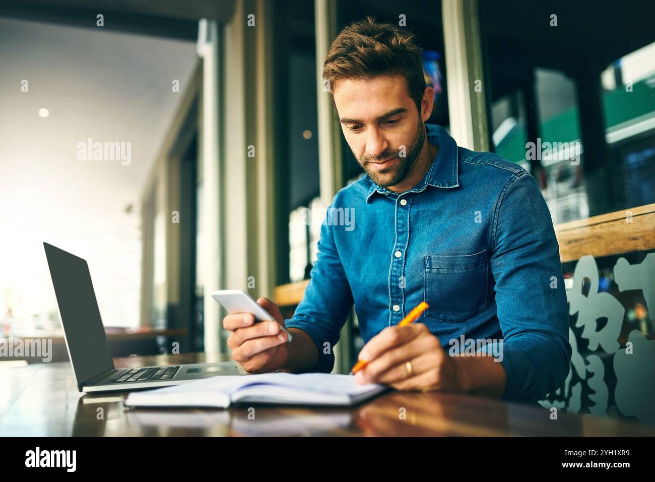 Geschäftsmann, Telefon und Notebook für Netzwerke, Forschung und Projektmanagement mit kpi-App. Mitarbeiter, Schreib- und Mobilgeräte am Arbeitsplatz für Stockfoto
