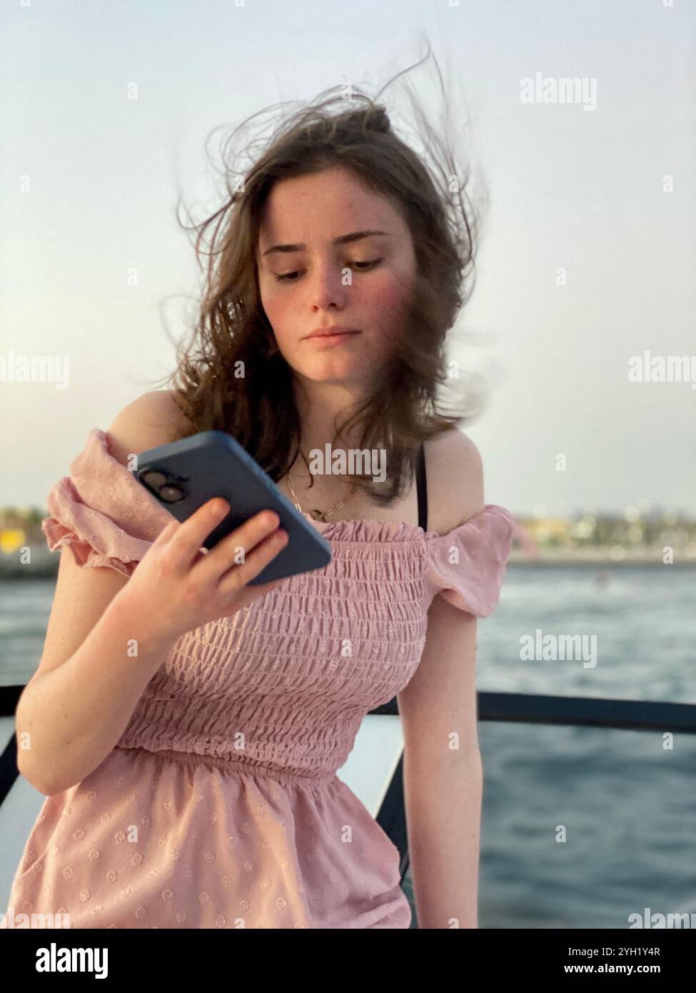 Mutter und Tochter auf der Yacht dubai - Smartphone-aufgenommenes Stockfoto