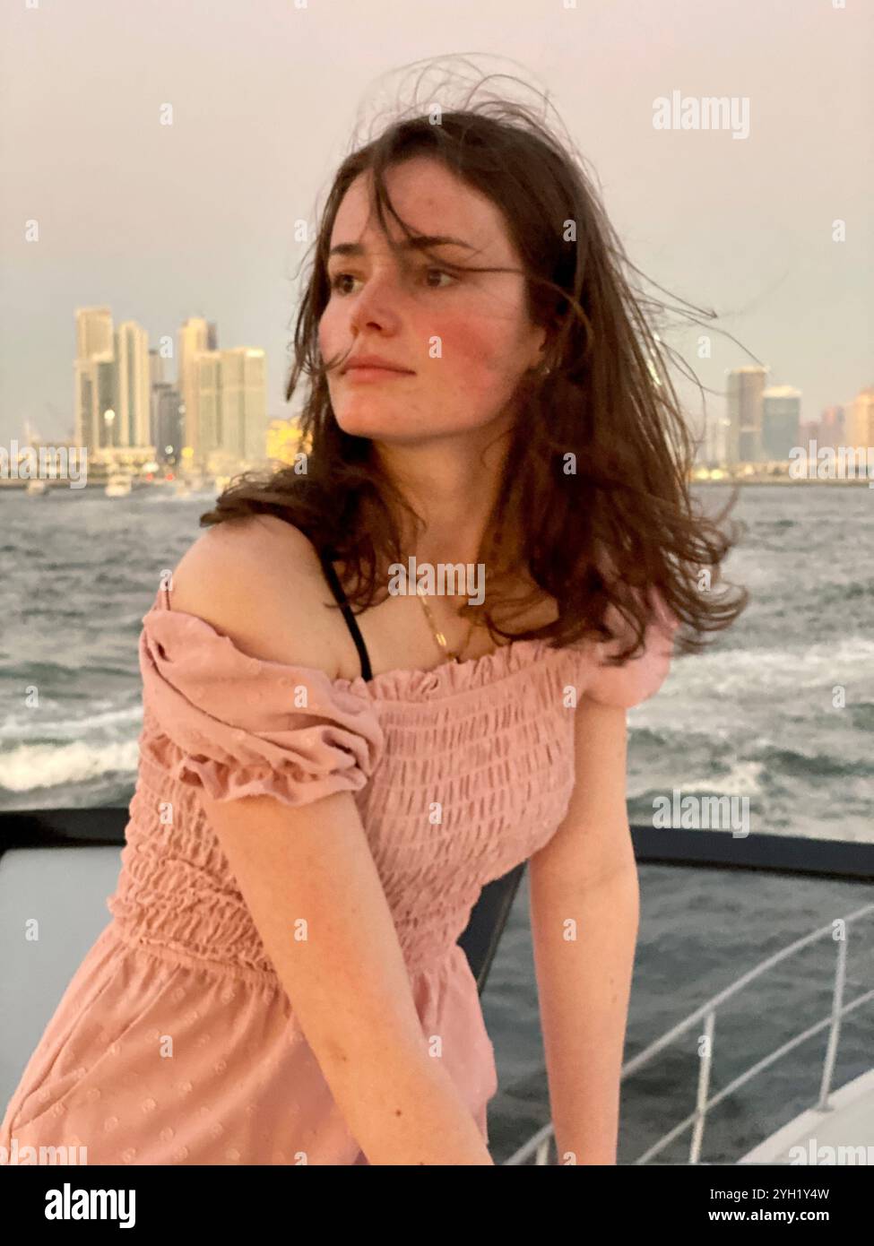 Mutter und Tochter auf der Yacht dubai - Smartphone-aufgenommenes Stockfoto