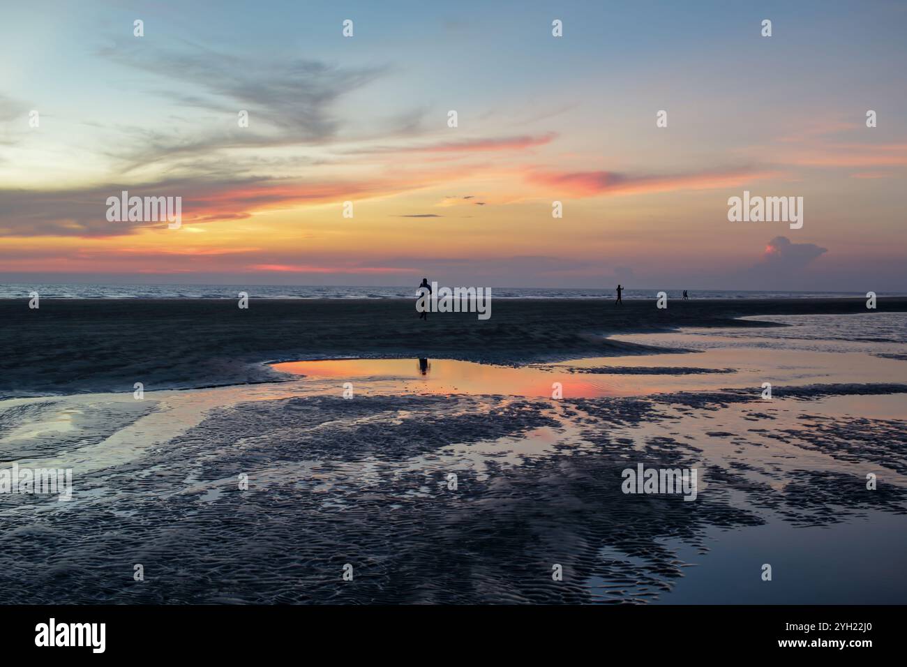 Cox's Bazar Beach ist der längste Strand der Welt. Es ist ein Sandstrand mit einer ununterbrochenen Länge von 155 km. Stockfoto