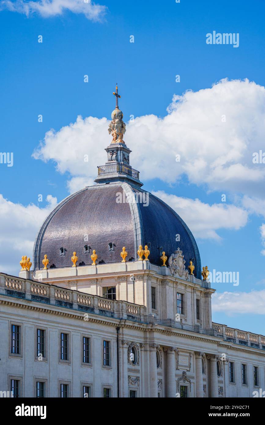 Lyon, Frankreich.24/06/12 Hôtel-Dieu, am rechten Ufer des Rhône, war viele Jahrhunderte lang ein Krankenhaus. Es beherbergt Hotels, Geschäfte und andere Freizeiteinrichtungen Stockfoto