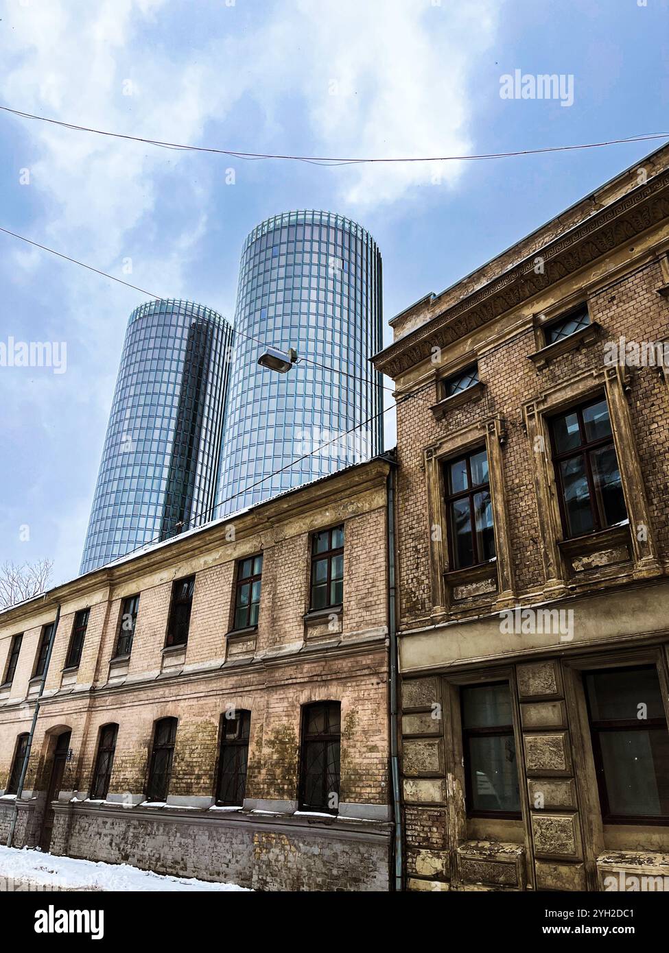 Unterschiedliche Baustile in Lettland, Riga. - Smartphone-aufgenommenes Stockfoto