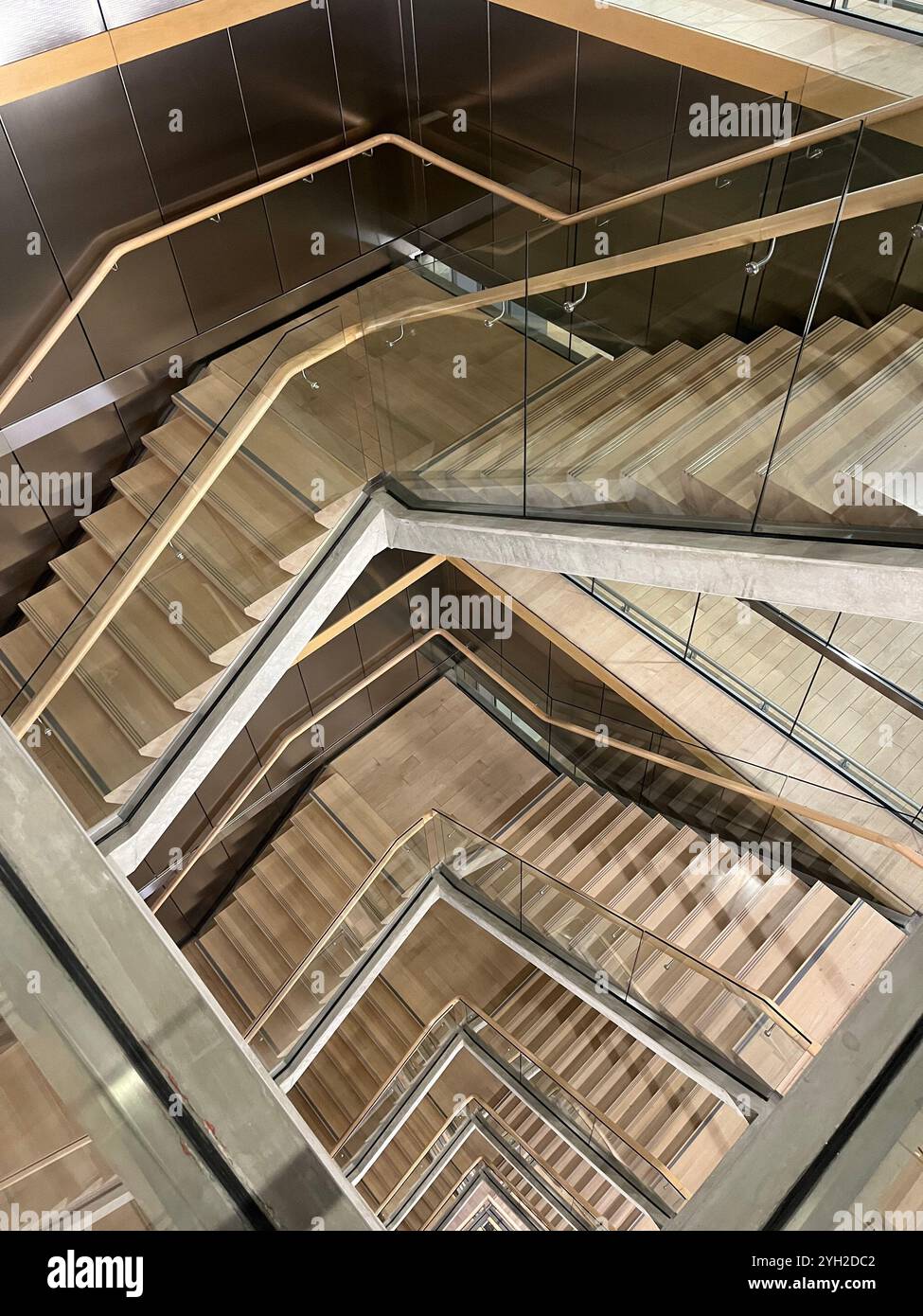 Nationalbibliothek Lettlands Treppen Perspektive in Lettland, Riga. Foto aus dem Jahr 2022. - Smartphone-aufgenommenes Stockfoto