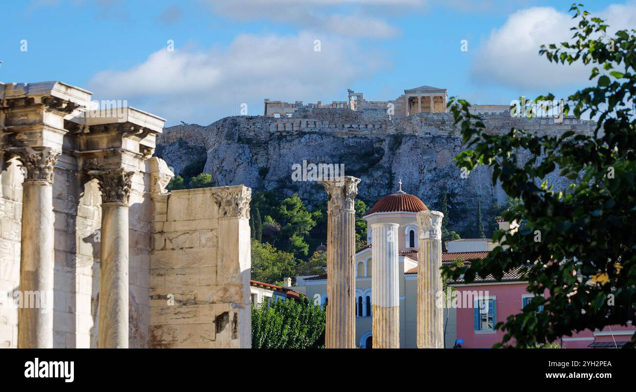 Blick auf die Akropolis vom historischen Zentrum von Athen. Athen, Griechenland. Stockfoto