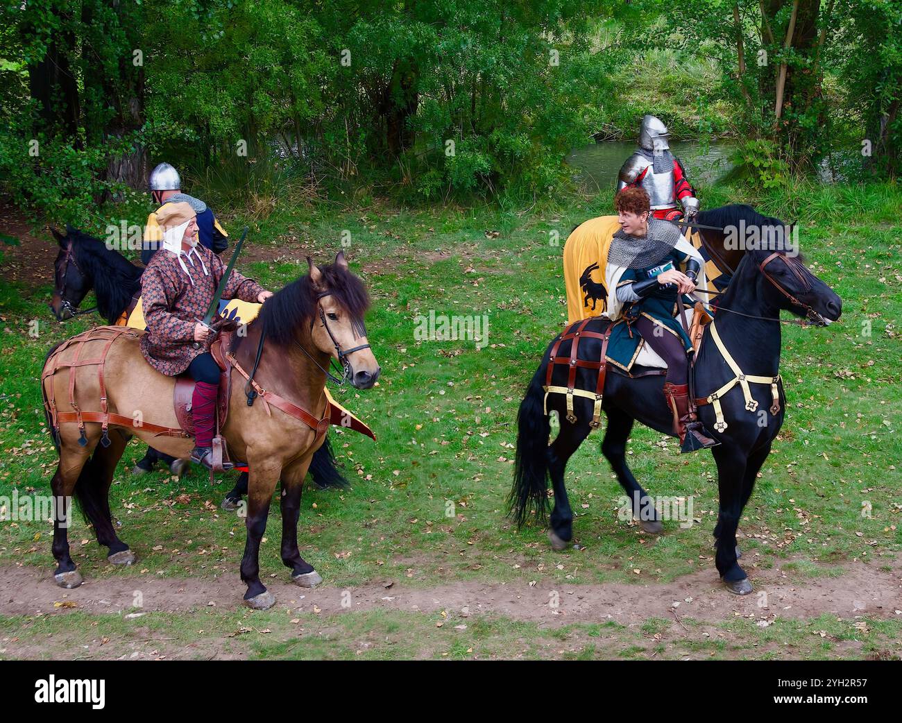 Teilnehmer in mittelalterlichen Kostümen reiten kaparisierte Pferde während einer historischen Nachstellung eines mittelalterlichen Turniers El Cid Fiestas Burgos Spanien Stockfoto