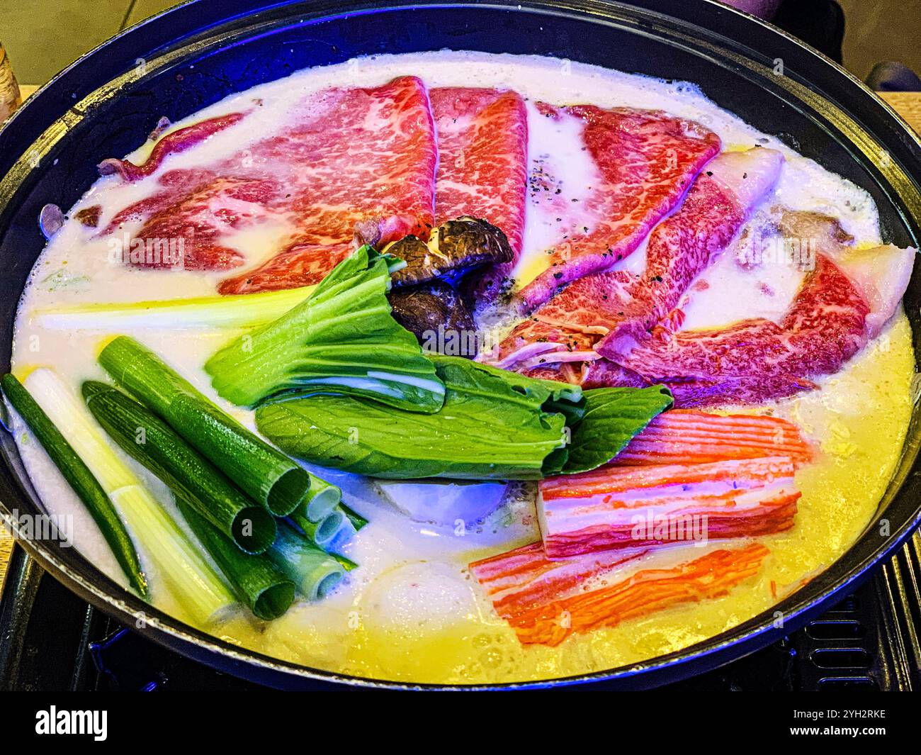 Hot Pot Feast: Eine Feier mit aromatischen Zutaten Stockfoto