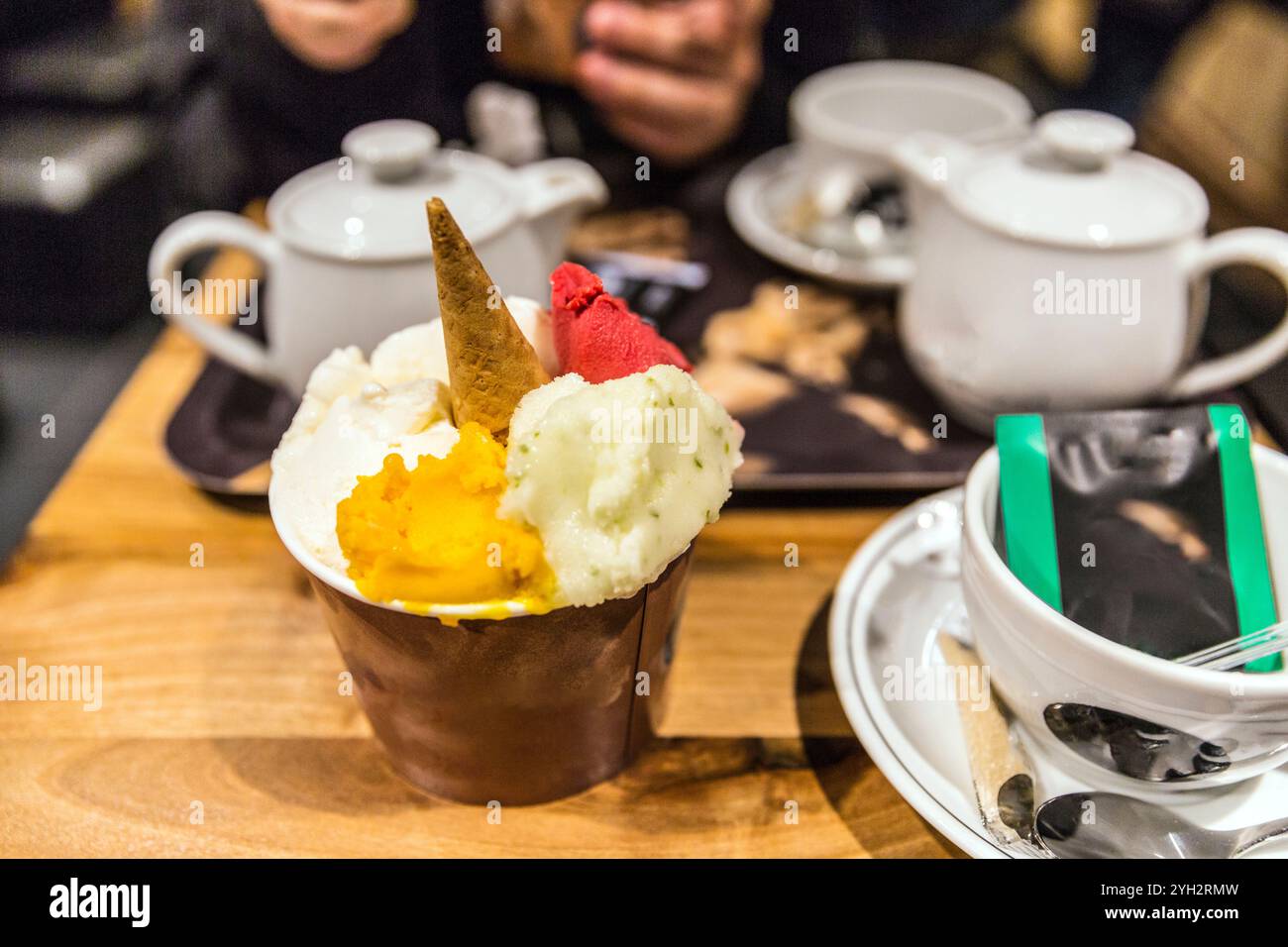 Eis und Tee im Barcelona Café Stockfoto