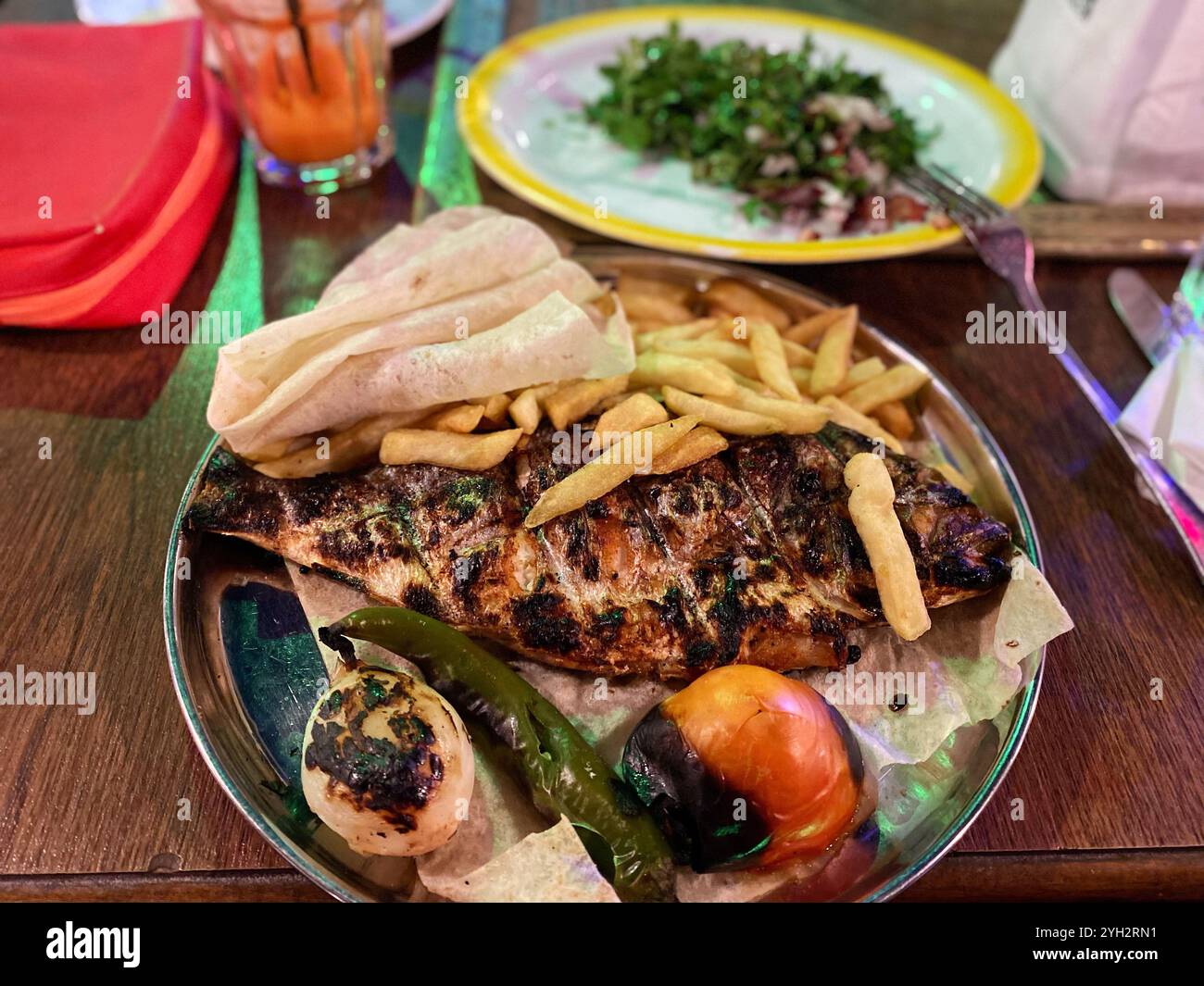 Gegrillte Fischplatte mit mediterranen Seiten Stockfoto