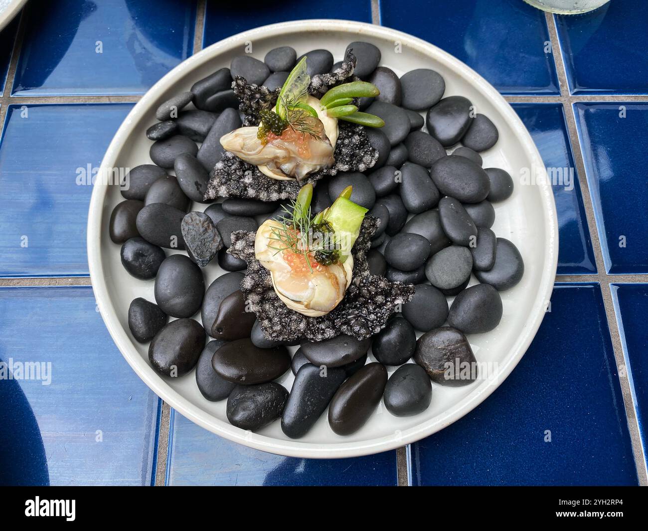 Gourmet Meeresfrüchte Kunst auf schwarzen Steinen Stockfoto