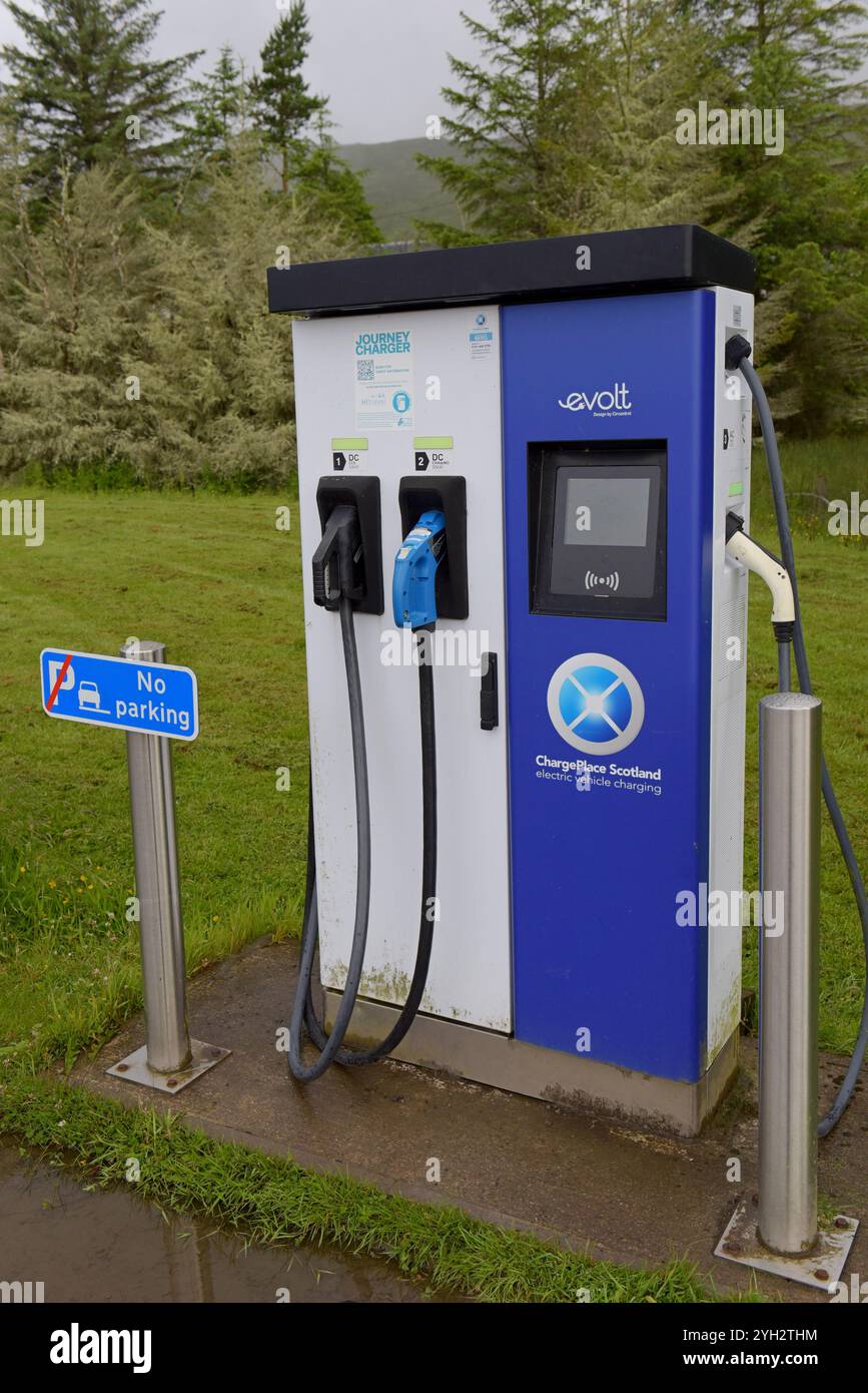 An Evolt Charge Place Scotland Elektroauto-Ladestation am Bahnhof Achnasheen, Highlands, Schottland, Juni 2024 Stockfoto