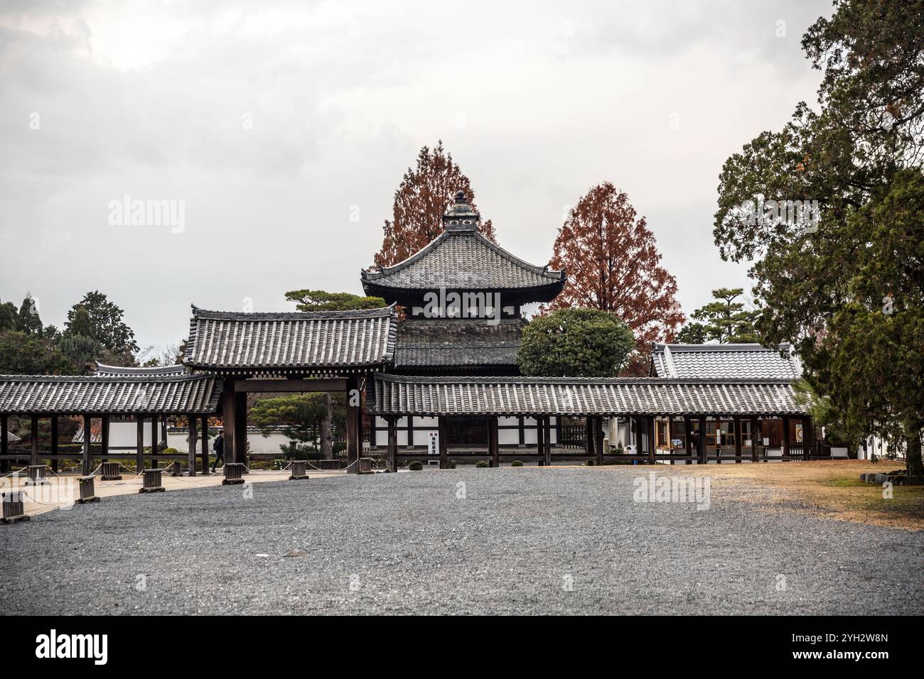 Die Außenansicht eines traditionellen japanischen minimalistischen buddhistischen Tempelgartens Stockfoto
