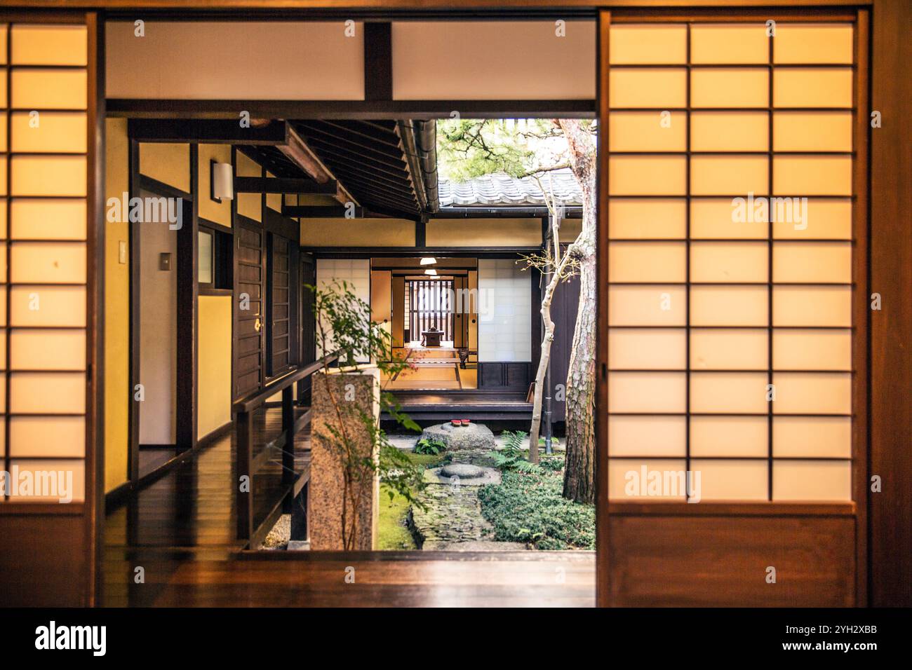 Traditionelles japanisches Haus mit einem ruhigen Garten Stockfoto