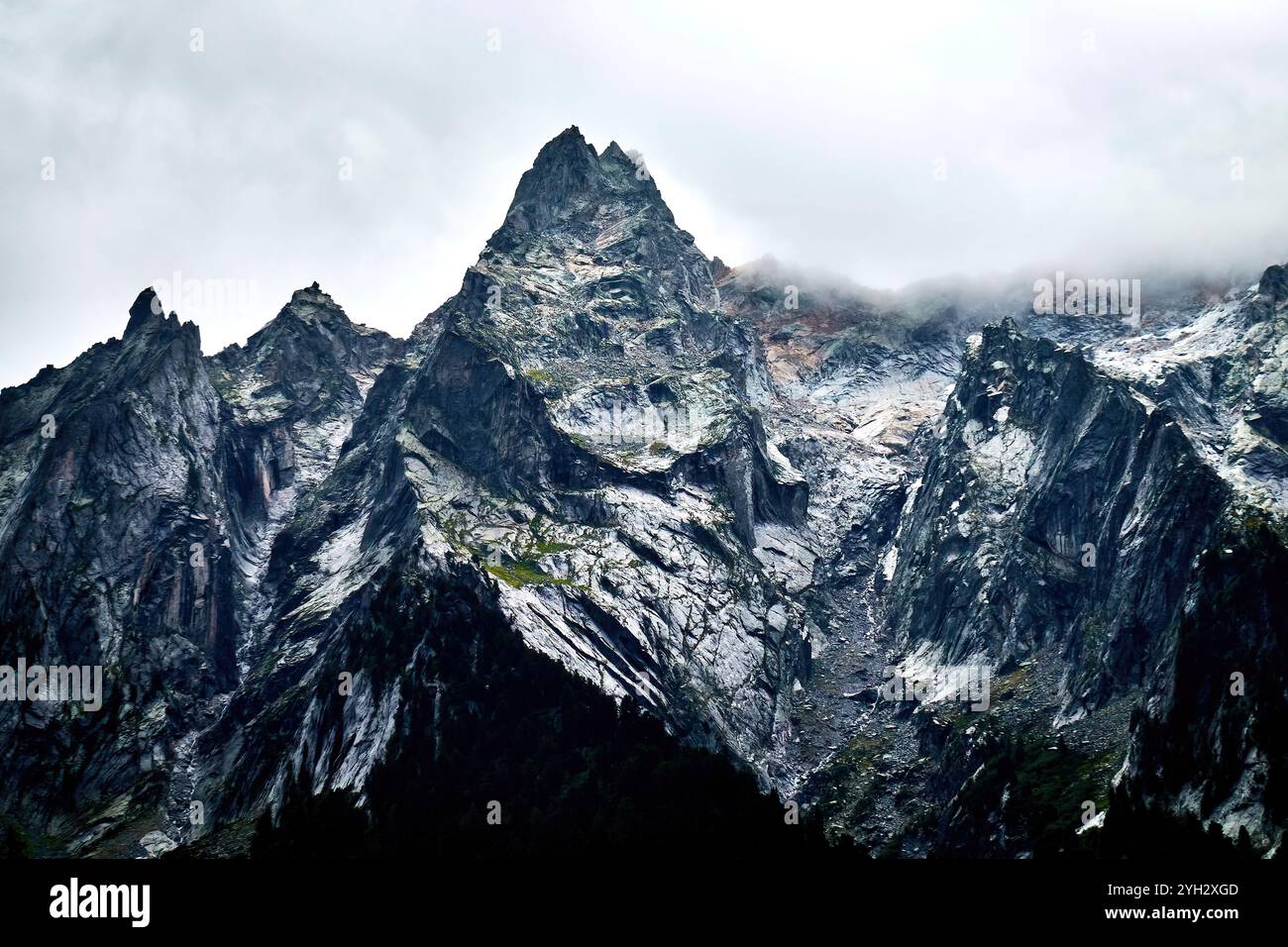 Das Gebirge Piz Bacun an der schweizerisch-italienischen Grenze bei Castasegna und der Campingplatz Mulina Vicosoprano. Stockfoto
