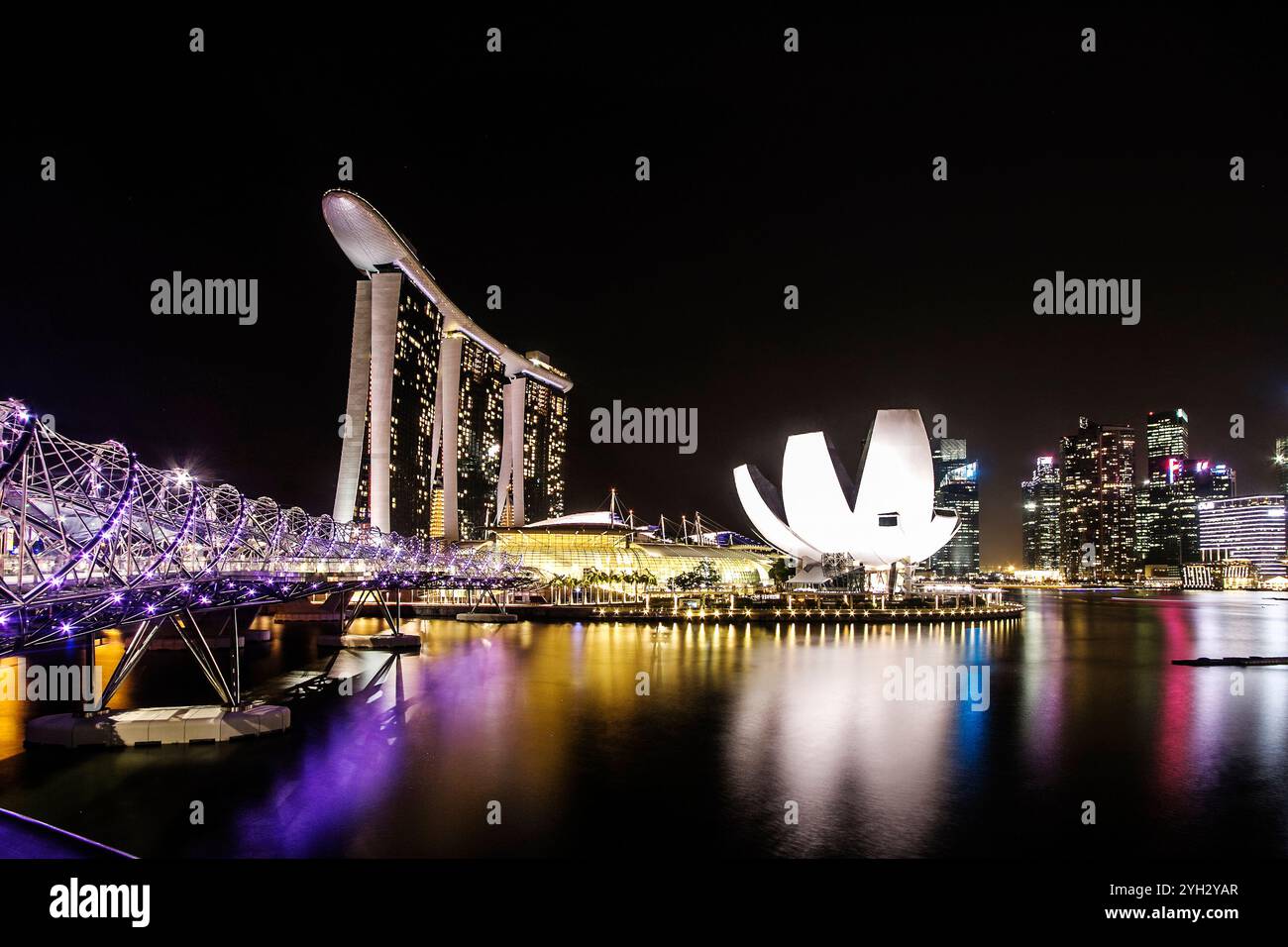 Legendäre Marina Bay Sands und ArtScience Museum bei Nacht Stockfoto
