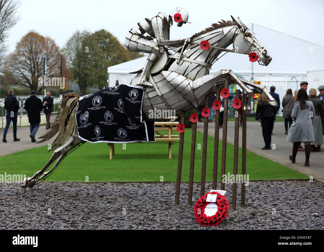 Eine Statue mit Mohnblumen zum Gedenktag auf der Rennbahn Wincanton. Bilddatum: Samstag, 9. November 2024. Stockfoto