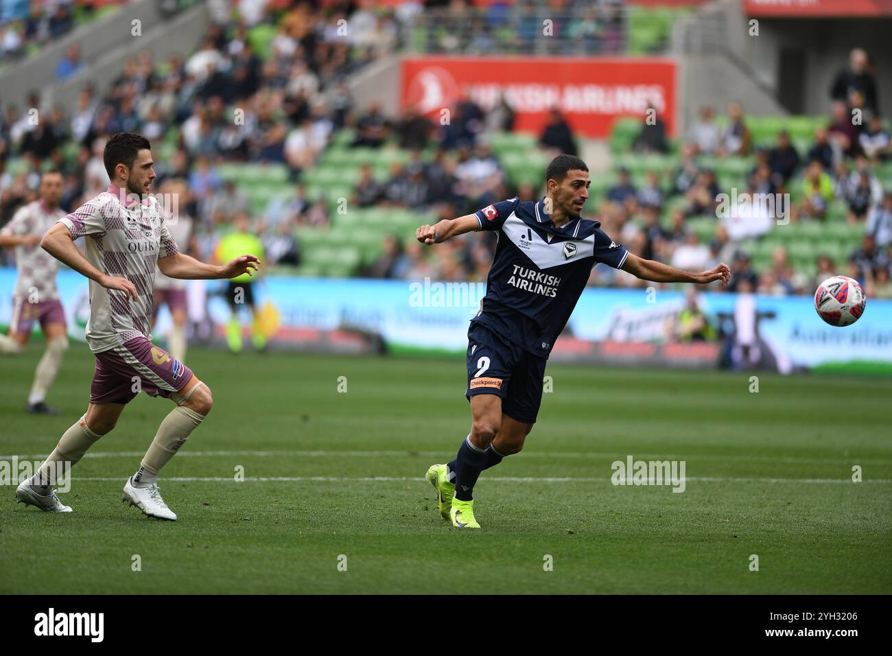 MELBOURNE, AUSTRALIEN. November 2024. Im Bild: Nikos Vergos of Melbourne Victory während des ISUZU A League Round 4 Matches Melbourne Victory FC gegen Brisbane Roar FC im AAMI Park, Melbourne, Australien. Quelle: Karl Phillipson / Alamy Live News Stockfoto