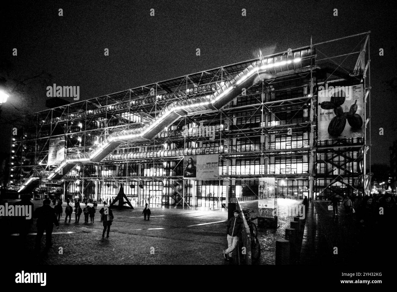 Außenansicht des Centre Pompidou bei Nacht Stockfoto