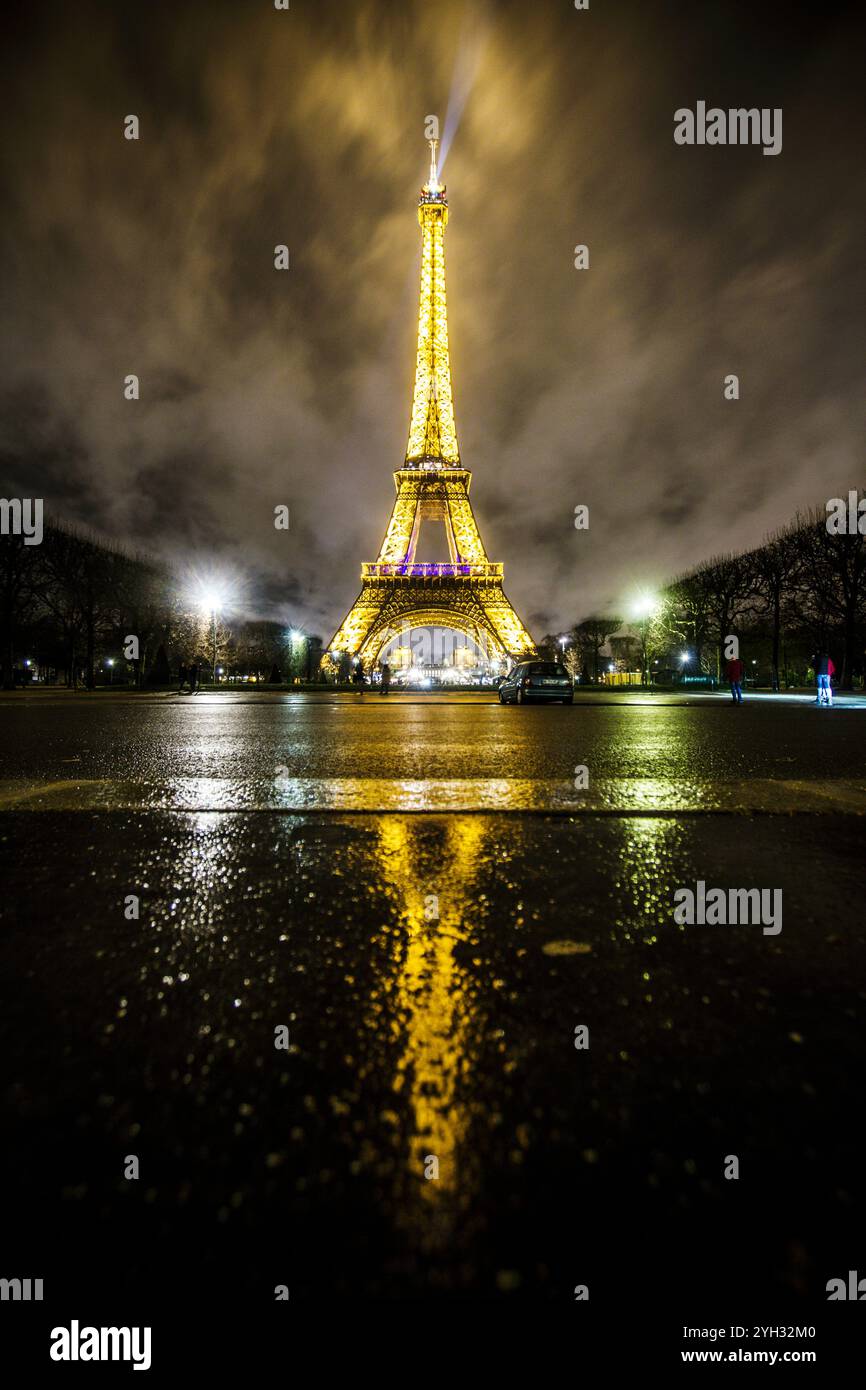 Eiffelturm bei Nacht im Regen Stockfoto