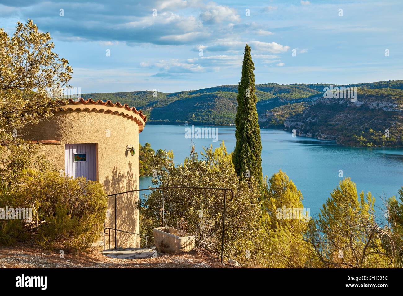 Blick auf den Esparron-See in den Schluchten des Verdon, Provence, Südfrankreich. Stockfoto