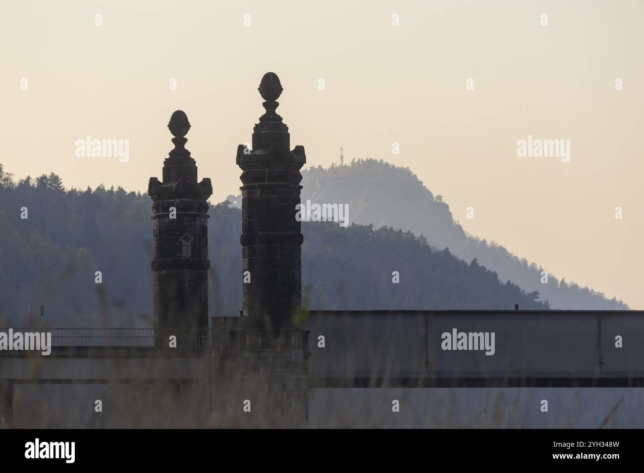 Die Carola-Brücke ist eine 187 m lange Eisenbahnbrücke, die die Elbe zwischen Bad Schandau und Rathmannsdorf am Flusskilometer 11.86., Carola-Brücke B, überspannt Stockfoto