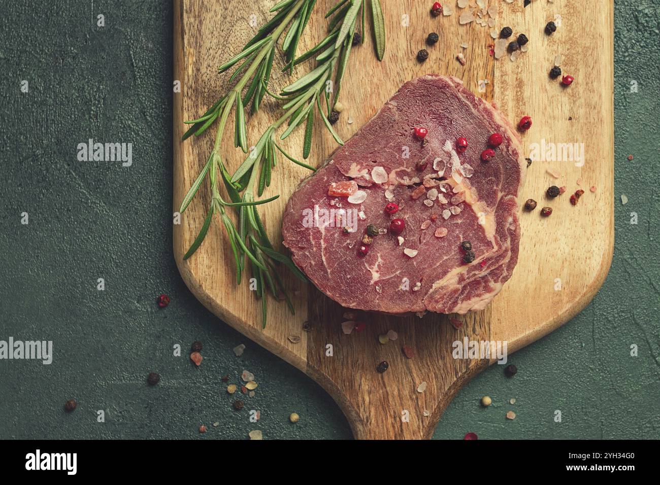 Frisches, rohes Rib Eye Steak, auf einem Schneidebrett, Blick von oben, keine Leute Stockfoto