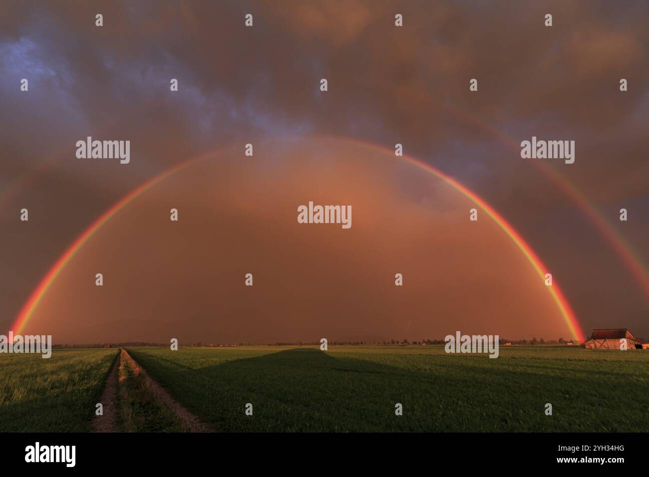 Regenbogen, bewölkte Stimmung, Abendlicht, Loisach-Lake Kochel Moor, Kochler Berge, Alpenvorland, Bayern, Deutschland, Europa Stockfoto