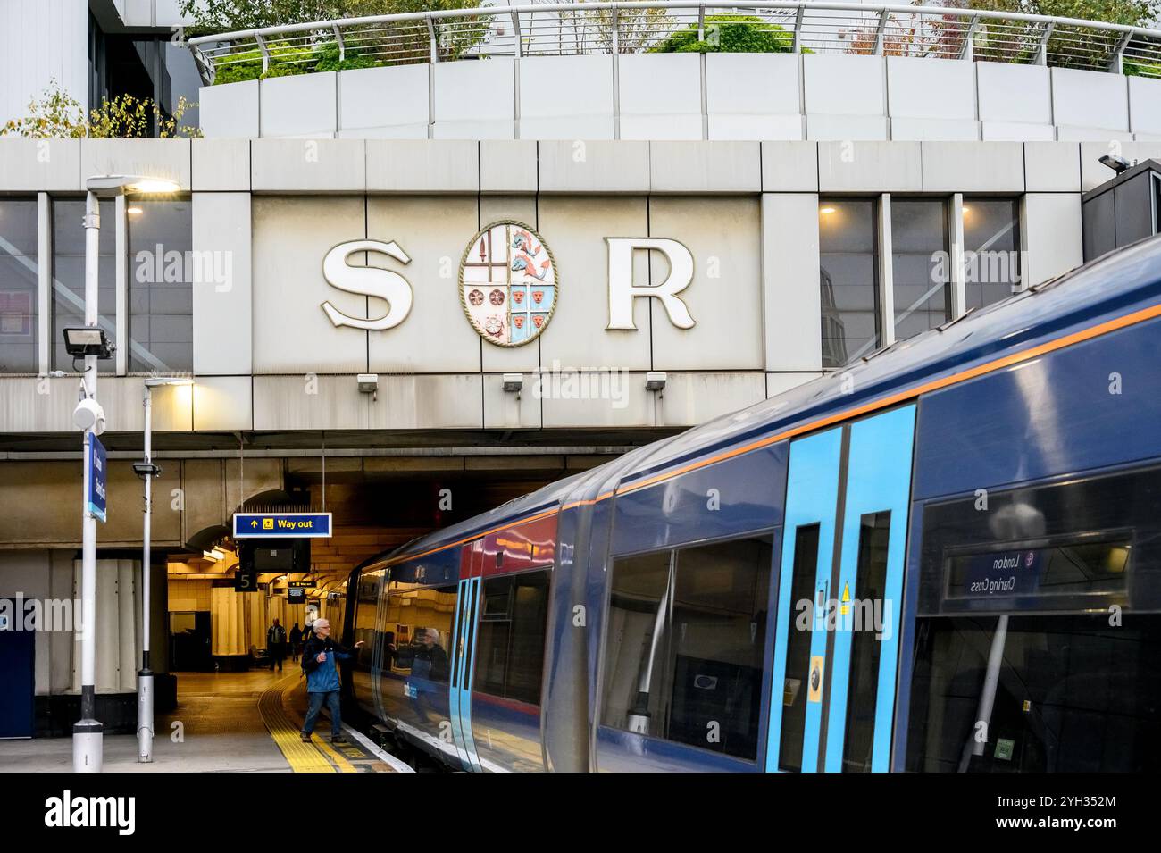 London, Großbritannien. Old Southern Railways Wappen über Bahnsteig 5 der Station Charing Cross Stockfoto
