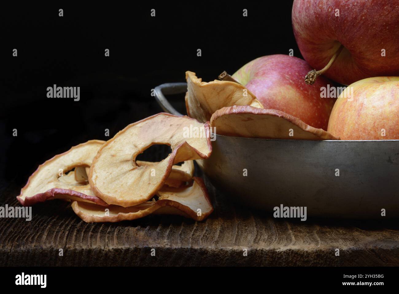 Äpfel und getrocknete Apfelringe, getrocknete Früchte Stockfoto