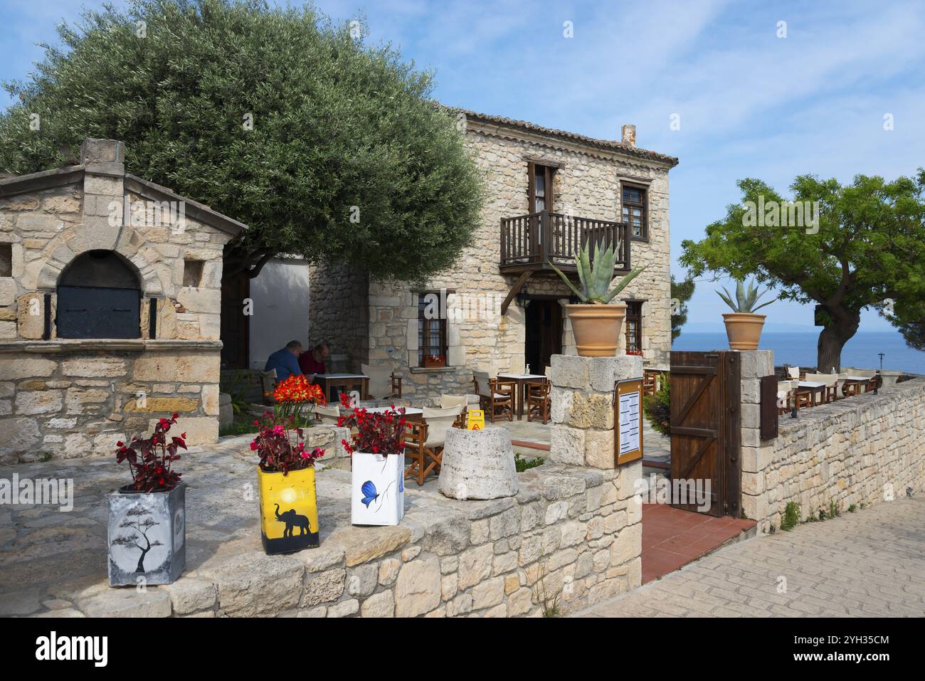 Traditionelles Steingebäude mit mediterraner Gartenatmosphäre und Meerblick, Afytos, Afitos, Athitos, Kassandra Halbinsel, Chalkidiki, Chalkidiki, Gre Stockfoto